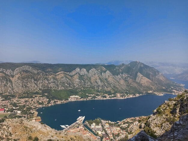 Blick von oben auf die Bucht von Kotor mit Meer und Bergen in Kotor Montenegro