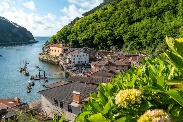 Blick von oben auf die Bucht von Pasajes San Juan neben San Sebastian Gipuzkoa Spanien