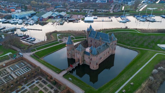 Blick von oben auf die Burg Muiderslot, eine der am besten erhaltenen und restaurierten mittelalterlichen Burgen