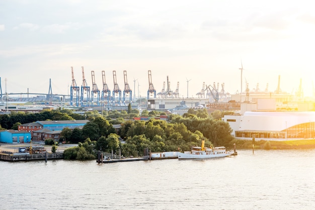 Blick von oben auf die Elbe mit riesigem Hafen der Hamburger Stadt in Deutschland