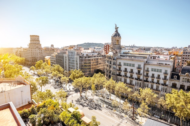 Blick von oben auf die Gracia Avenue mit luxuriösen Gebäuden in der Stadt Barcelona