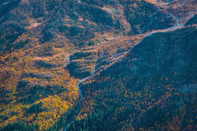 Blick von oben auf die Hänge der Berge