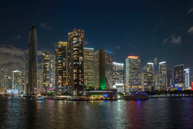 Blick von oben auf die hell erleuchteten Wolkenkratzer in der Innenstadt von Miami Brickell in Florida USA Amerikanische Megapolis mit Geschäftsfinanzviertel bei Nacht