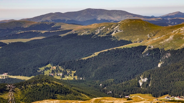 Blick von oben auf die Hügellandschaft