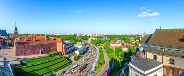 Blick von oben auf die königliche Burg und die Straße durch die Weichsel in der Warschauer Altstadt