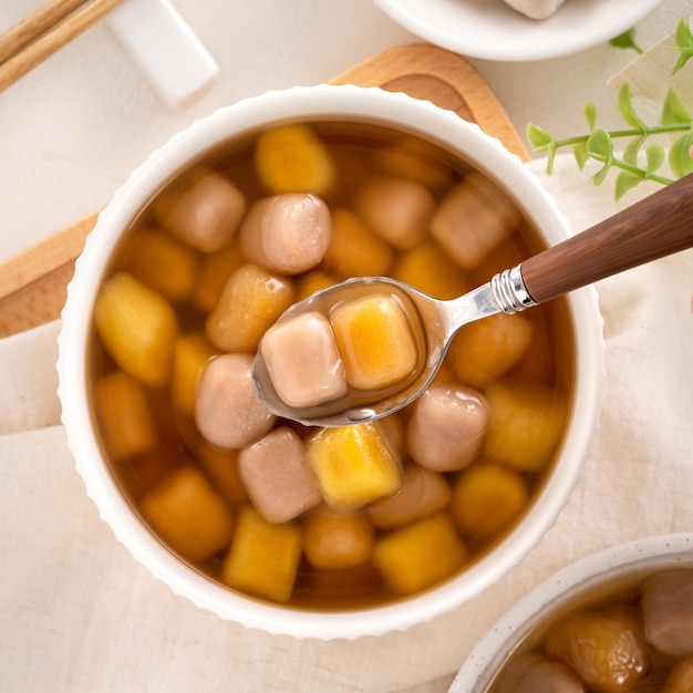 Blick von oben auf die köstliche süße Taro-Tapioka-Sirup-Suppe in einer weißen Schüssel zum Servieren