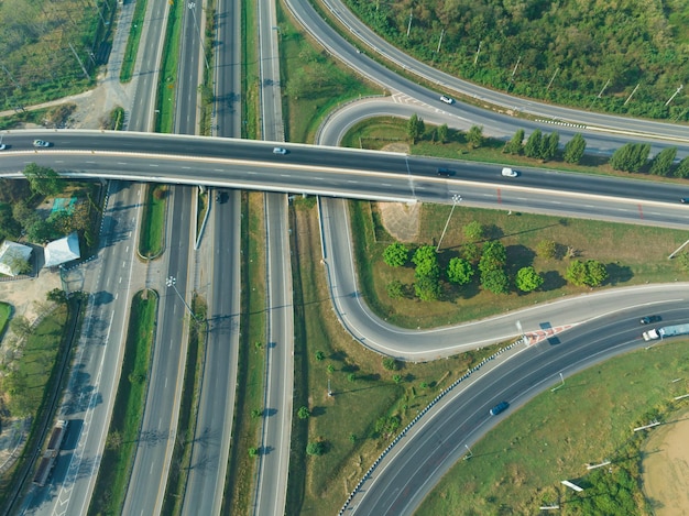 Blick von oben auf die Landebahn durch die grüne Luftbild Pkw-LKW-Fahrer