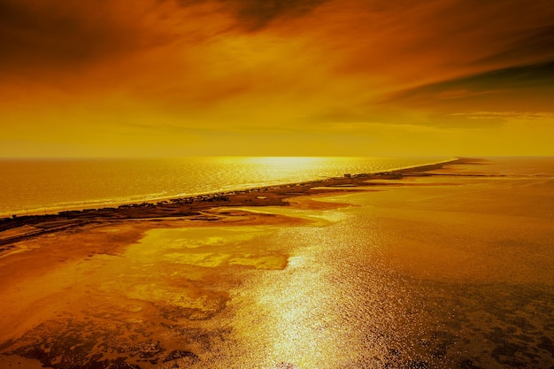 Blick von oben auf die Meereslandschaft auf die Mündung und die Küste bei goldenem Sonnenuntergang