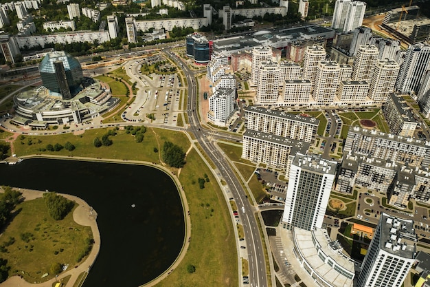 Blick von oben auf die Nationalbibliothek und ein neues Viertel mit einem Park in Minsk-der Hauptstadt der Republik Belarus, einem öffentlichen Gebäude