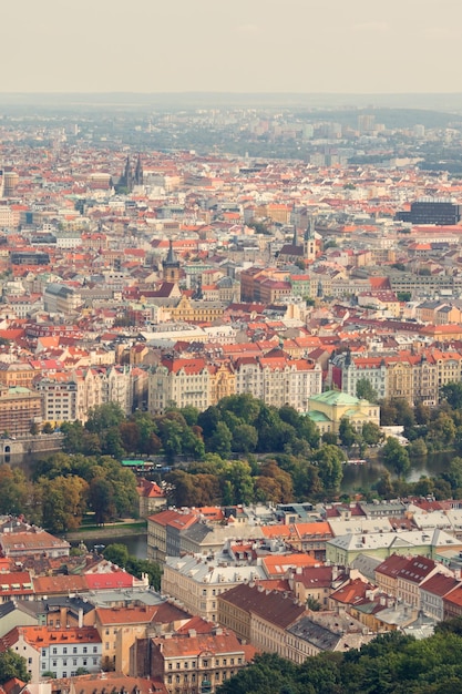 Blick von oben auf die schöne Altstadt mit roten Ziegeldächern und Türmen