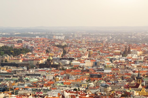 Blick von oben auf die schöne Altstadt mit roten Ziegeldächern und Türmen