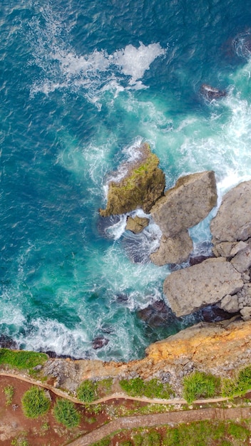 Blick von oben auf die schönen Wellen, die auf den Klippen des Strandes Kesirat krachen?