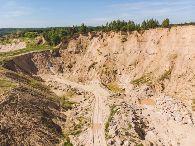 Blick von oben auf die Schwerindustrie der Sandmine