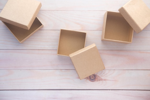 Blick von oben auf die selbstgemachte leere Geschenkbox auf dem Tisch