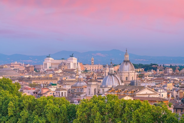 Blick von oben auf die Skyline von Rom von Castel Sant'Angelo, Italien.