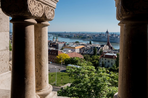 Blick von oben auf die Stadt Budapest in Ungarn Die Donau überbrückt das Parlamentsgebäude an einem warmen sonnigen Tag