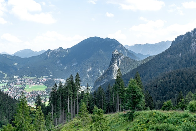 Blick von oben auf die Stadt im Tal zwischen den Bergketten.