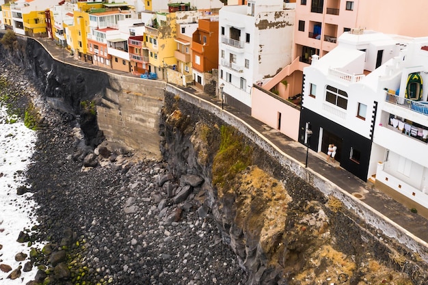 Blick von oben auf die Stadt Punta Brava und ein Ehepaar in der Nähe der Stadt Puerto de la Cruz auf der Insel Teneriffa Kanaren Atlantik Spanien