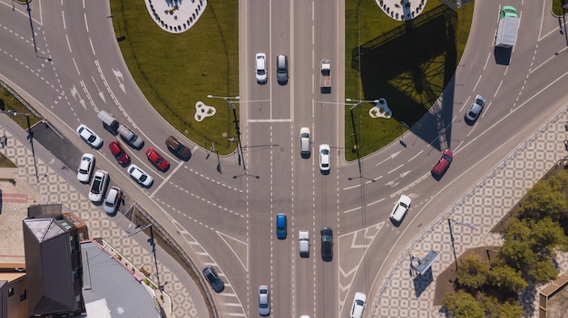 Blick von oben auf die Straßenkreuzung mit fahrenden Autos