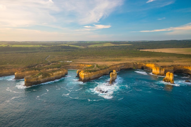 Blick von oben auf die Zwölf Apostel, Great Ocean Road in Victoria, Australien