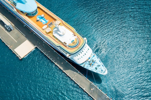 Blick von oben auf ein großes Kreuzfahrtschiff mit Pool, der im Yachthafen der Adria festgemacht ist?