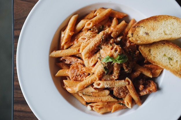 Foto blick von oben auf ein köstliches pasta-gericht