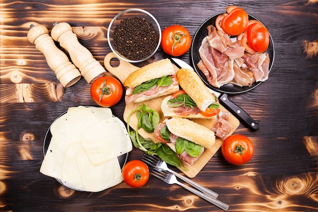 Blick von oben auf gesunde leckere hausgemachte Sandwiches auf Holztisch