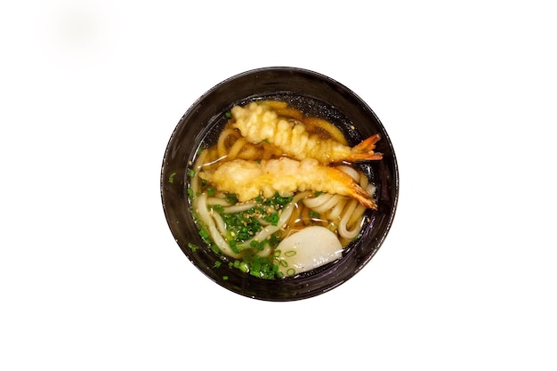 Blick von oben auf köstliche japanische Udon-Ramen mit Garnelen-Tempura im Schüsselfokus selektiv