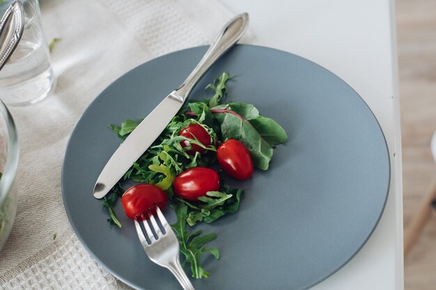 Blick von oben auf Tomaten und Gemüse auf Teller liegen