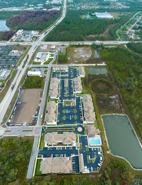 Blick von oben auf Wohnungen in Vorstädten Floridas Amerikanische Eigentumswohnungen als Beispiel für die Immobilienentwicklung in den USA
