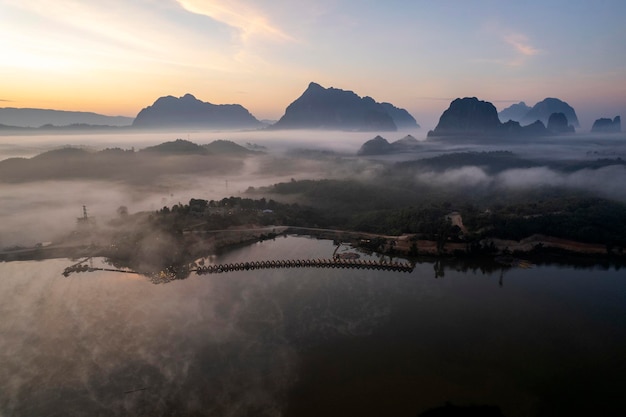 Blick von oben Landschaft des Morgennebels mit Bergschicht bei Meuang Feuang