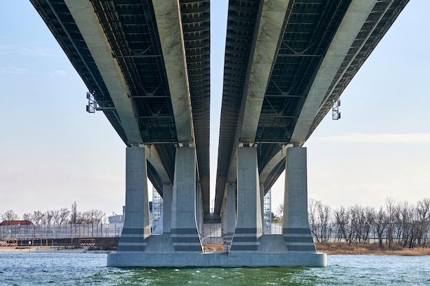 Blick von unten auf die Betonbrücke in Rostow am Don über den Fluss Don Voroshilovsky-Brücke