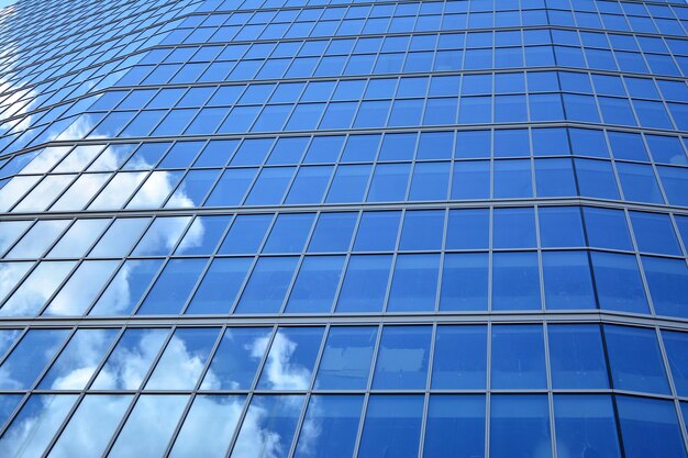 Blick von unten auf moderne Wolkenkratzer im Geschäftsviertel vor blauem Himmel. Blick nach oben auf das Geschäft