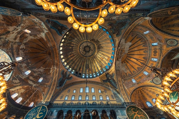 Blick von unten in das riesige antike byzantinische Erbe der Hagia Sophia-Moschee in Istanbul, Türkei