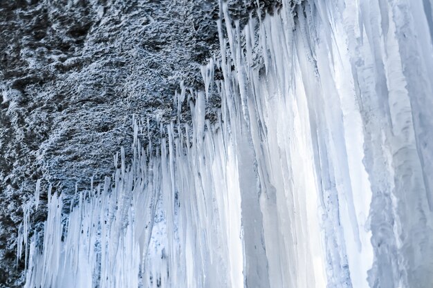 Blick von unter einem gefrorenen Wasserfall, Eisvorhang von Eiszapfen