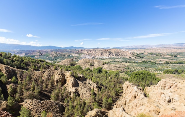 Blicken Sie über das schroffe, erodierte Tal in der Nähe von Guadix, Spanien