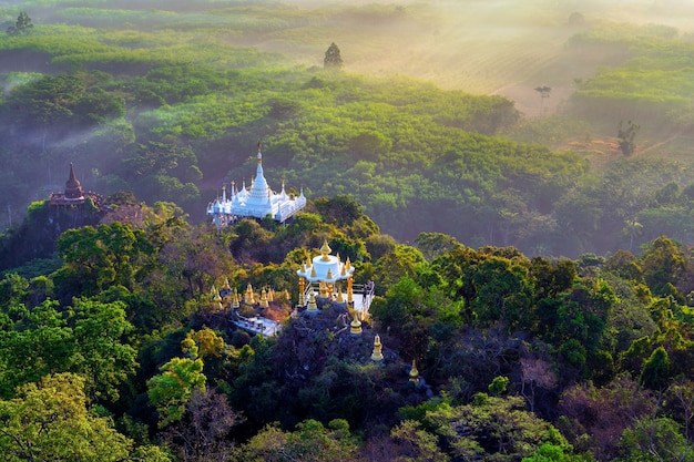 Blickwinkel des Khao Na Nai Luang Dharma Parks bei Sonnenaufgang in Surat Thani, Thailand.