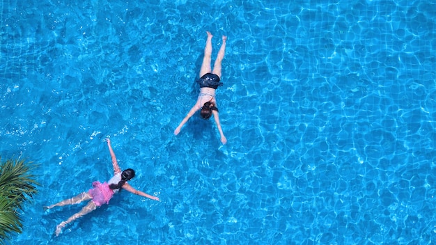 Blickwinkel von oben auf den Pool, der blaue Farbe, klares Wasser und Sonnenlicht auf der Oberflächenstruktur reflektiert