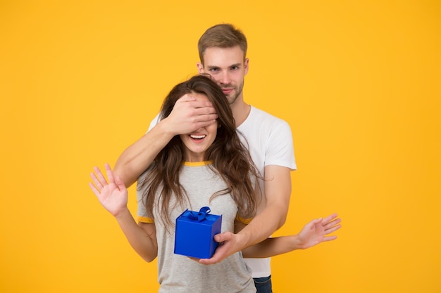 Blinde Überraschung Besonderer Tag Glück ist echt Herzlichen Glückwunsch zum Geburtstag Mann gibt dem Geburtstagskind eine Schachtel Geburtstagsjubiläum Verliebtes Paar Feiertagsfeier Einkaufen Geburtstagsgeschenk Präsent einkaufen