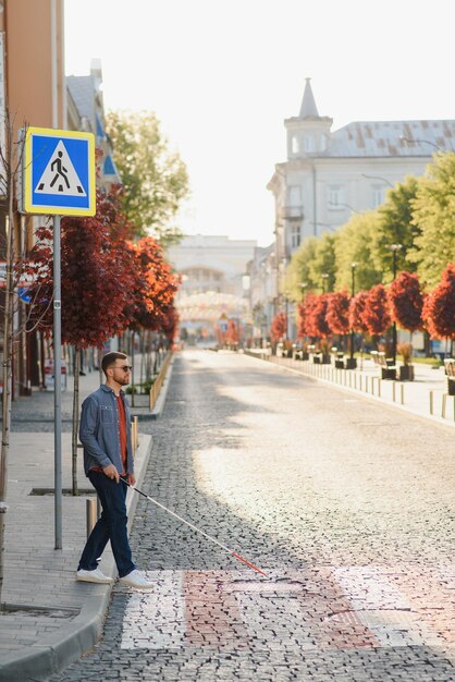 Blinder Menschen mit Behinderung Behinderter und Alltag Sehbehinderter Mann mit Gehstock