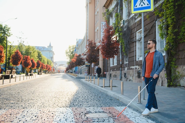 Blinder Menschen mit Behinderung Behinderter und Alltag Sehbehinderter Mann mit Gehstock