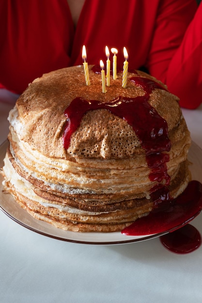 Blini de panqueca russa com geléia de frutas e cinco velas conceito de festival entrudo maslenitsa