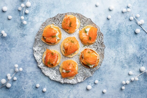 Blini mit Räucherlachs und Sauerrahm, garniert mit Dill