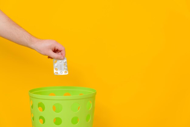 Un blister incompleto con tabletas se tira a la basura para su eliminación