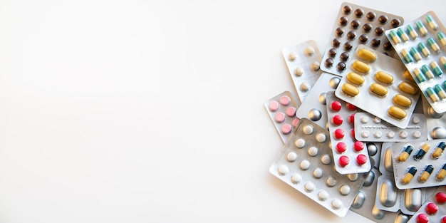Blister mit verschiedenen Pillen und Kapseln auf weißem Hintergrund mit Kopierbereich Medizin Pharmazeutische Behandlung und Vorbeugung von Krankheiten