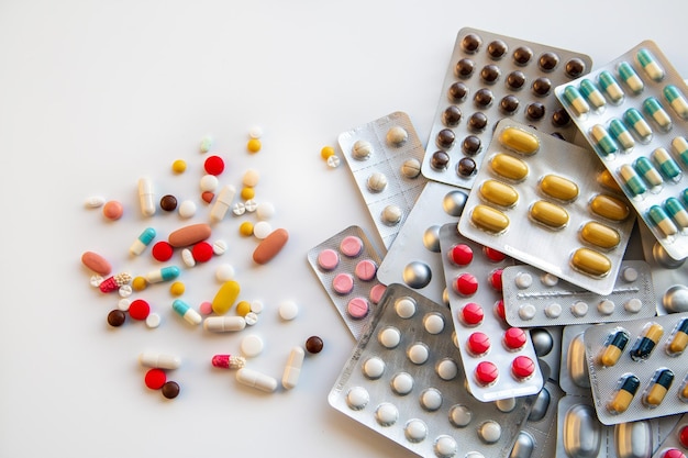 Blister mit verschiedenen Pillen und Kapseln auf weißem Hintergrund mit Kopierbereich Medizin Pharmazeutische Behandlung und Vorbeugung von Krankheiten