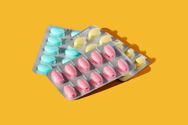 Blisterpackung mit Pillen auf gelbem Hintergrund