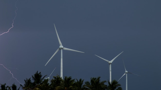 Blitz, der den Wind-Bauernhof in Indien schlägt