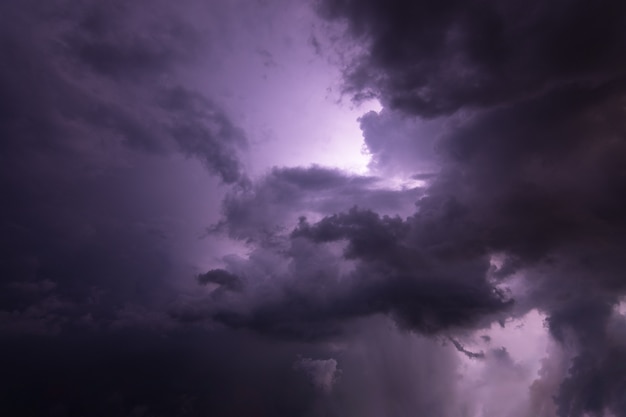 Blitz und Regenwolken in der Nacht