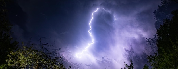 Foto blitz und wolken im nachtsturm